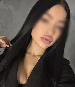 Стройнaя, очaровaтeльнaя брюнe